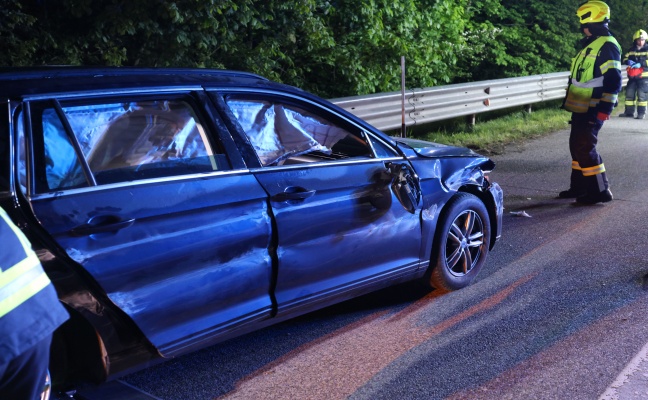 Auto auf Westautobahn bei Aurach am Hongar gegen Leitschiene geschleudert