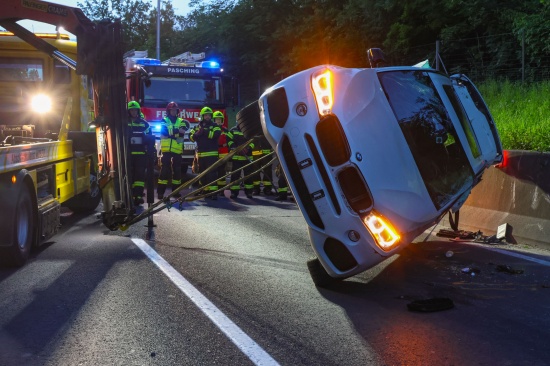 Stillstand in Seitenlage: Auto bei Unfall auf Kremstalstrae in Pasching durch die Luft geflogen