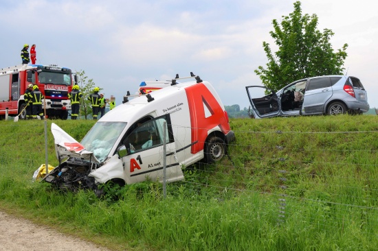 Schwerer Crash zwischen PKW, Kleintransporter und LKW auf Steyrer Strae bei Kronstorf