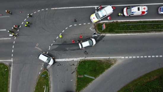 Schwerer Kreuzungsunfall auf Wallerner Strae in Pichl bei Wels fordert zwei Verletzte