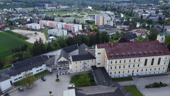 Drei Verletzte bei Brand in einem Hotelgebude in Stadl-Paura