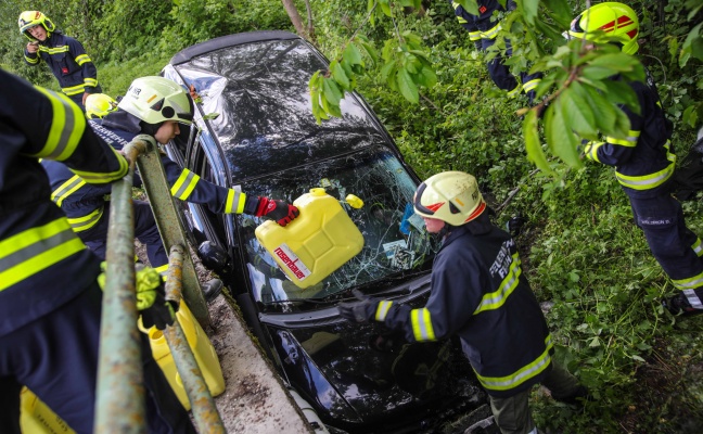 Autolenkerin bei Verkehrsunfall in Fraham mit PKW in Bach gestrzt