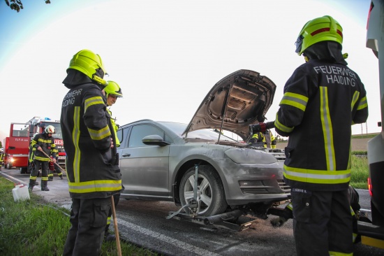 Drei Feuerwehren bei Brand im Motorraum eines PKW auf Innviertler Strae bei Krenglbach im Einsatz