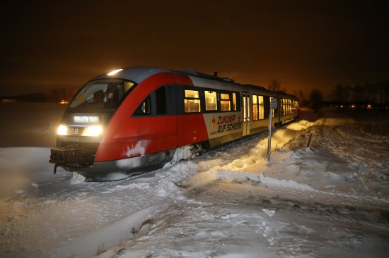 Nahverkehrstriebwagen der Almtalbahn blieb wegen Schneeverwehungen stecken