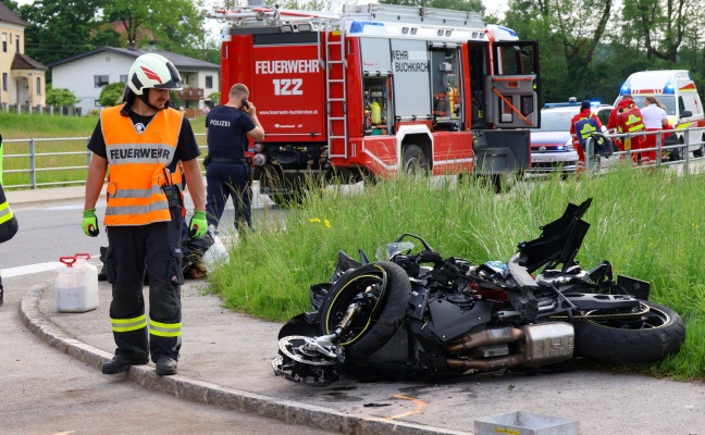 Motorradfahrer bei Kreuzungscrash in Buchkirchen schwer verletzt