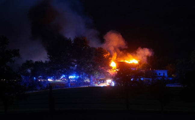 Vollbrand eines Wohnhauses: Einsatzkrfte von zwlf Feuerwehren in Scharten im Groeinsatz