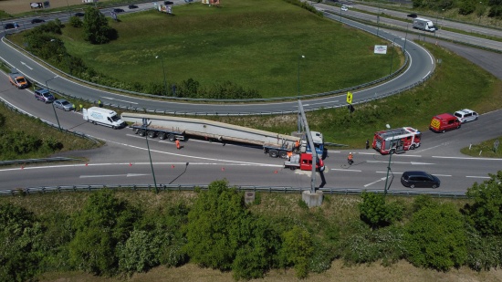 Sondertransport mit Betonfertigteil auf Innkreisautobahn bei Wels-Waidhausen verunfallt