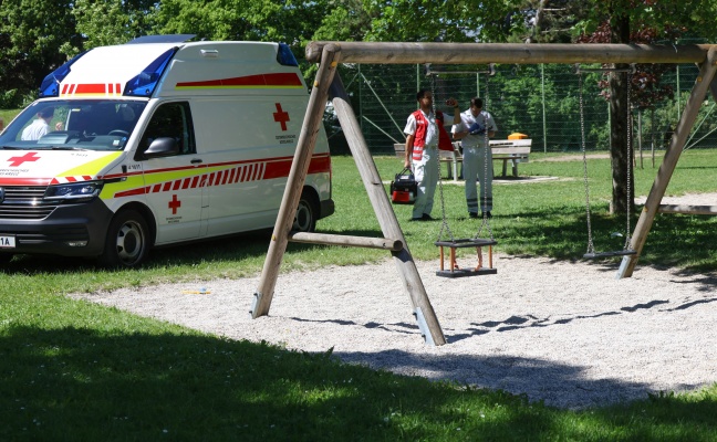 Personenrettung: Ausgewachsenes Kind steckte auf Spielplatz in Wels-Lichtenegg in Schaukel fest