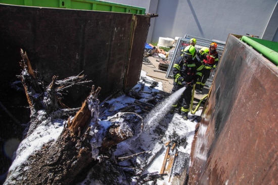 Zwei Feuerwehren bei Brand eines Containers in Marchtrenk im Einsatz