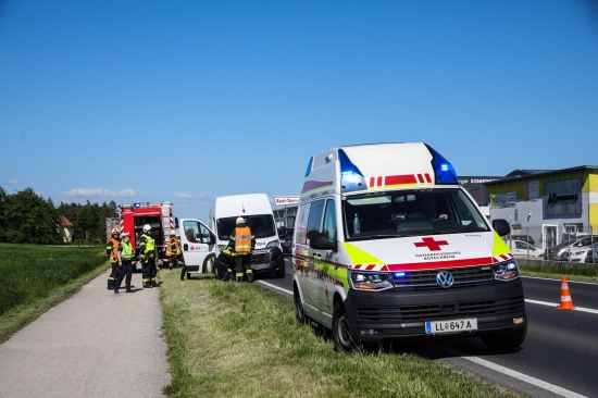 Erneut Auffahrunfall zwischen Paketzustellfahrzeug und PKW auf Wiener Strae bei Marchtrenk