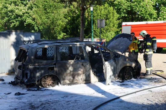 PKW stand in Wels-Vogelweide in Vollbrand - Feuerwehr im Einsatz