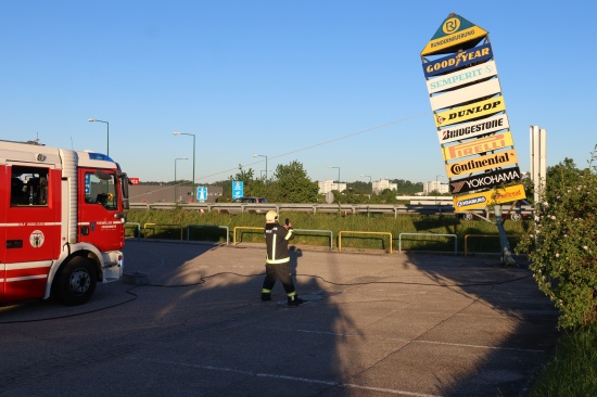 Sturmschaden: Werbepylon bei Unternehmen in Wels-Waidhausen drohte umzustrzen