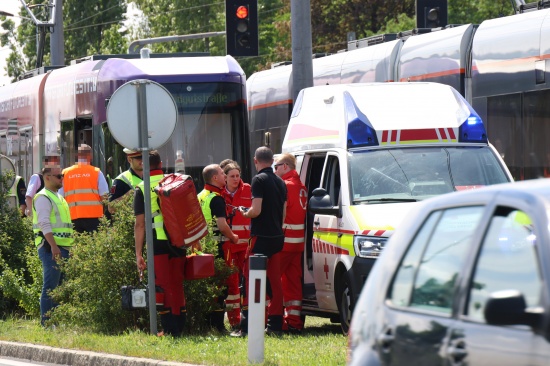 Notarzthubschrauber im Einsatz: 13-Jhriger in Leonding von Straenbahn erfasst