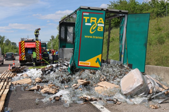 Vollbrand eines LKW-Anhngers auf Innkreisautobahn bei Steinerkirchen an der Traun