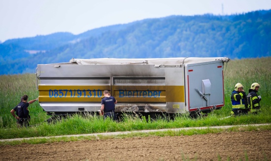 Brand an einem Anhnger auf der Altheimer Strae bei Altheim