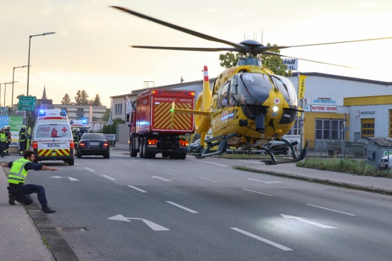 Notarzthubschrauber und Feuerwehr nach schwerem Verkehrsunfall in Wels-Pernau im Einsatz