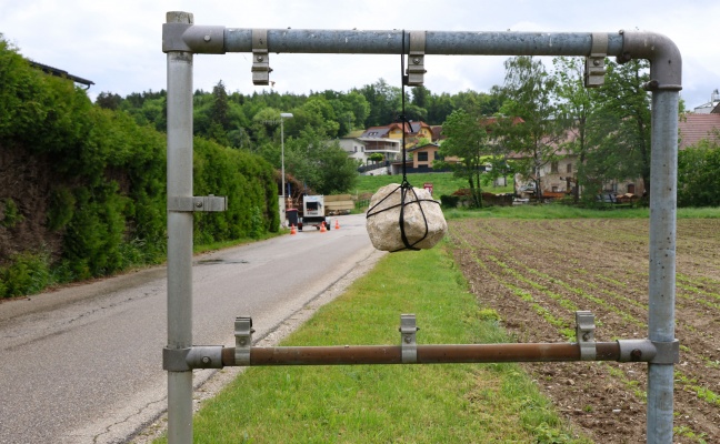 St. Marien: Improvisierte Ersatz-Ortstafel Stein sorgt ber Gemeindegrenzen hinaus fr Schmunzeln