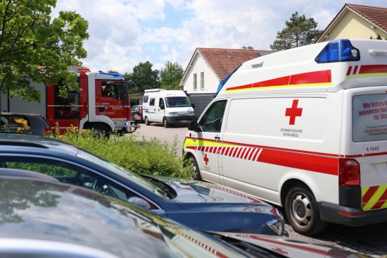 Einsatzkrfte bei gemeldetem stechenden Geruch in Wels-Vogelweide im Einsatz