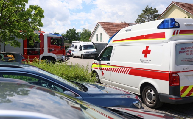 Einsatzkräfte bei gemeldetem stechenden Geruch in Wels-Vogelweide im Einsatz