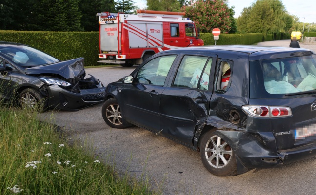 Kreuzungscrash zwischen zwei PKW in Buchkirchen