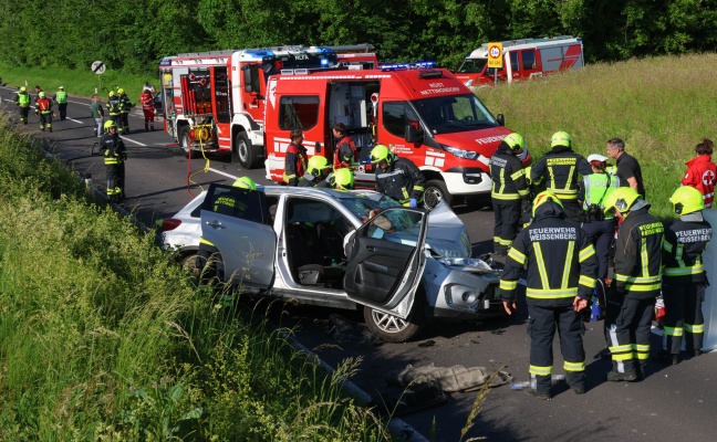 Sieben teils Schwerverletzte bei folgenschwerem Crash auf Kremstalstrae bei Ansfelden