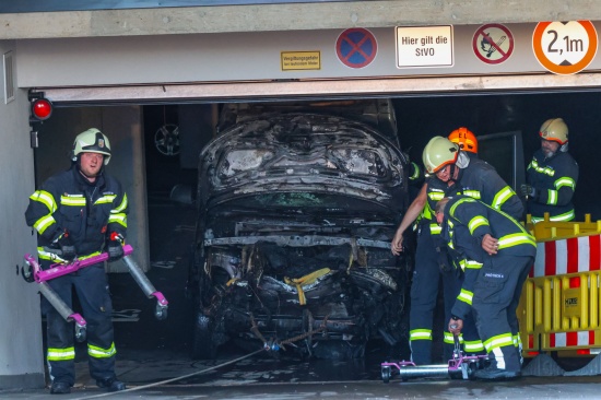 Brand eines Autos in einer Tiefgarage eines Mehrparteienwohnhauses in Schrfling am Attersee