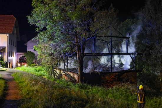 Neun Feuerwehren bei Brand eines alten Stadels in Diersbach im Einsatz