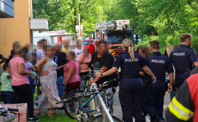 Schaulustige im Weg: Einsatz bei angebranntem Kochgut in einer Wohnung in Wels-Vogelweide