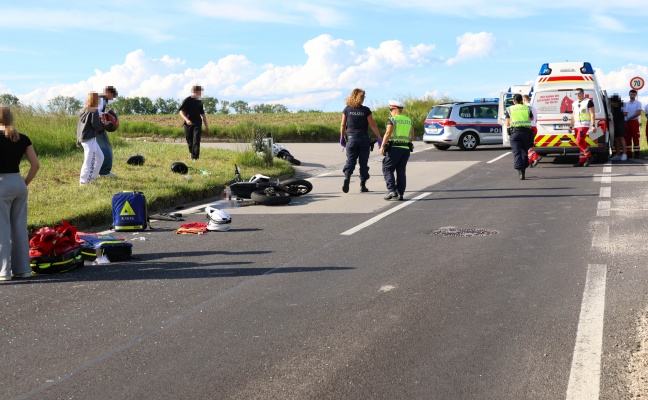 Moped kracht gegen PKW: Verkehrsunfall in Wels-Puchberg fordert drei Verletzte