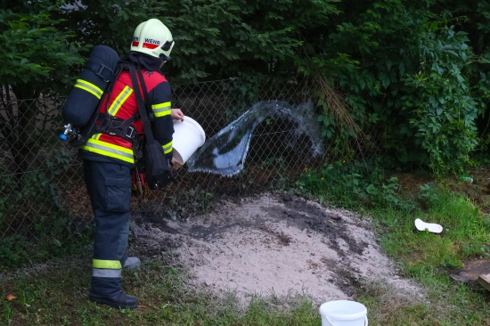 Kleinbrand auf einem Grundstck durch Reste eines Grillfestes in Wels-Lichtenegg