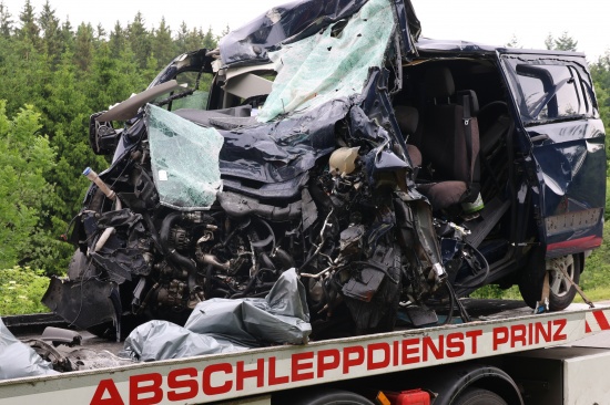 Tdliche Kollision zwischen Kleintransporter und LKW auf Voralpenstrae bei Sierning