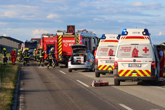 Schwerer Verkehrsunfall zwischen zwei Autos in Ried im Traunkreis fordert vier Verletzte