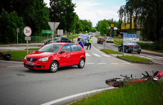Kollision zwischen Auto und Moped in einem Kreisverkehr in Braunau am Inn