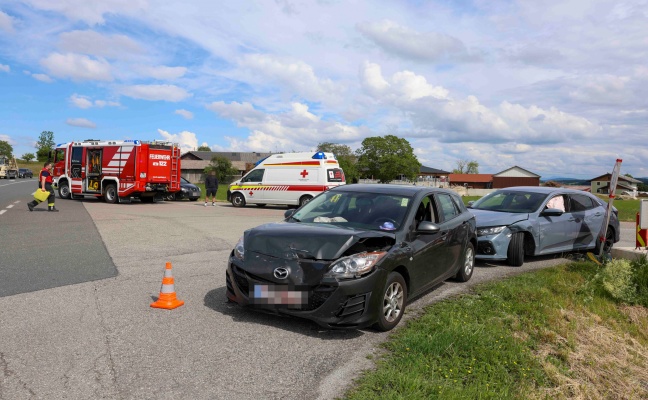 Heftiger Kreuzungscrash zwischen zwei PKW bei Eggelsberg