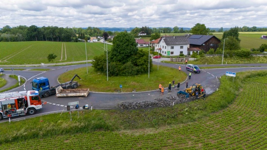 Weibier im Kreisverkehr: LKW verlor auf Altheimer Strae bei Geinberg Teil seiner Bierladung