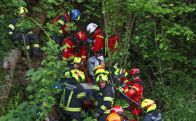 Abgestürzter Schatzsucher durch Höhenretter der Feuerwehr aus Steilhang in Lambach gerettet