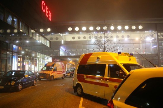 Nchtlicher Rettungs- und Polizeieinsatz im Welser Hauptbahnhof