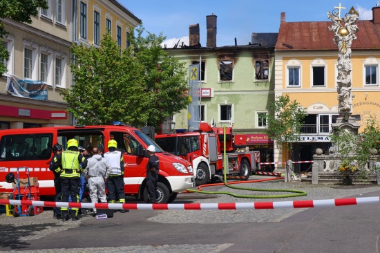 Ein Todesopfer und 14 Verletzte bei Grobrand eines Gebudes im Zentrum von Rohrbach-Berg