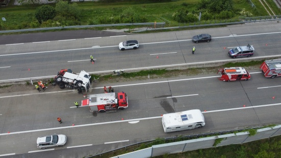 LKW-Kran auf Westautobahn bei Vorchdorf umgestrzt