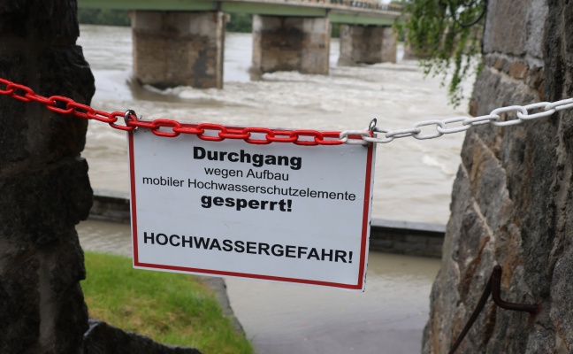 Steigende Pegel: Hochwasserschutz am Inn in Schrding aufgebaut