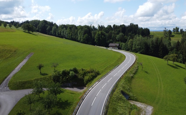 Frontalcrash mit eingeklemmter Person auf Scharnsteiner Straße bei Gschwandt