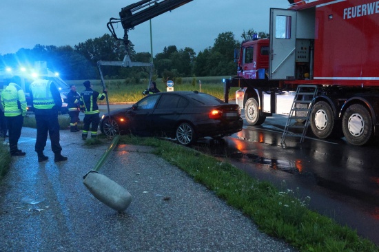 Auto kollidierte in Wels-Schafwiesen mit Straenlaterne