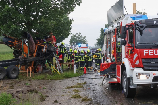 LKW fr Mharbeiten bei schwerem Unfall in Wallern an der Trattnach regelrecht um Baum gewickelt