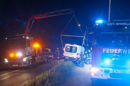 Fahrzeuglenker in Edt bei Lambach mit Kleintransporter verunfallt