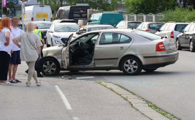 Ersthelfer befreiten Autolenkerin nach Kreuzungscrash in Wels-Vogelweide