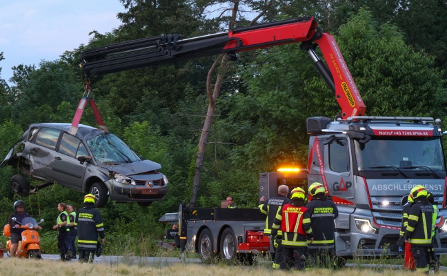 Schwerer Crash: Auto nach Streifkollision auf Wiener Straße in Edt bei Lambach mehrfach überschlagen