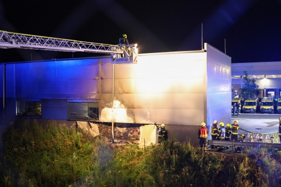 Groeinsatz: Elf Feuerwehren bei Brand in einer Halle eines Logistikzentrums in Allhaming im Einsatz