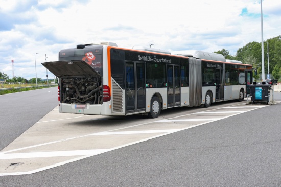 Gemeldeter Brand eines Linienbusses auf Welser Autobahn bei Pucking sorgte fr Einsatz der Feuerwehr