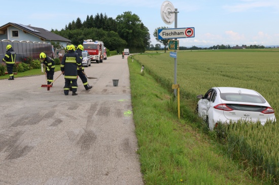 Aufrumarbeiten nach Kollision zwischen zwei Fahrzeugen in Steinhaus