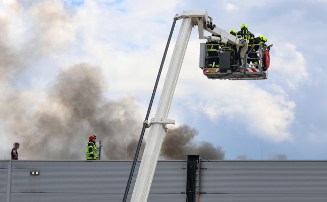 Brand einer Photovoltaikanlage auf einem Hallendach eines Unternehmens in Sattledt